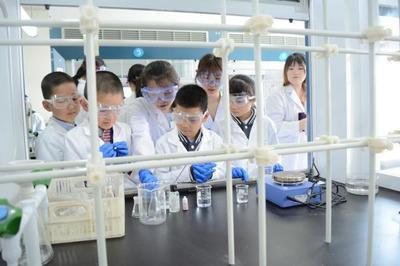 東(dong)華(hua)附校學(xue)子走(zou)進化學(xue)化(hua)工生(sheng)物(wu)學(xue)院(yuan)開(kai)展科(ke)普(pu)實(shi)踐活動